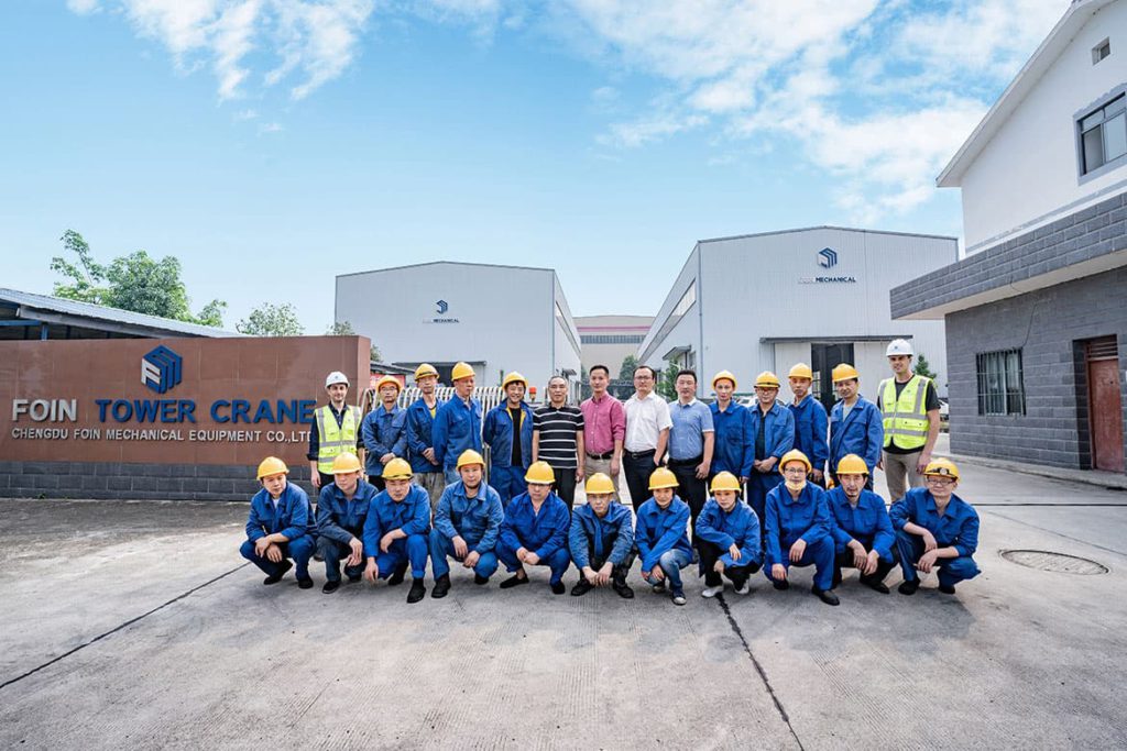 Foto de grupo de la puerta de la fábrica de grúas torre de foin