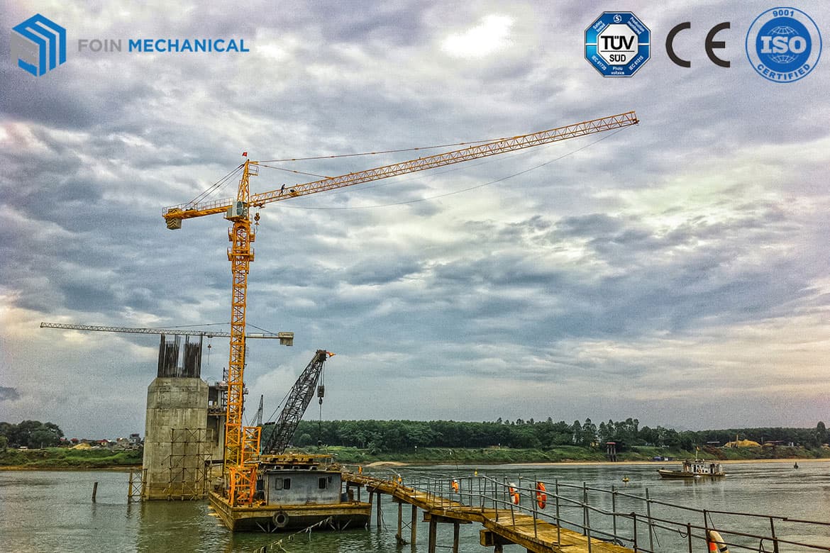 Grúas torre de tirantes trabajaron en el agua